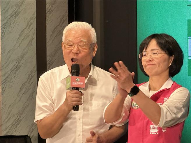 苏巧慧不忘「吹捧」父执辈过往政绩。（高钧麟摄）