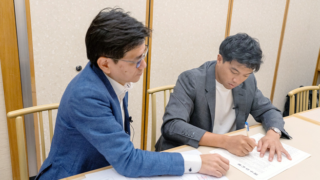 台鋼雄鷹領隊劉東洋（左）29日在兄弟飯店與吳念庭（右）完成簽約。（台鋼雄鷹提供）