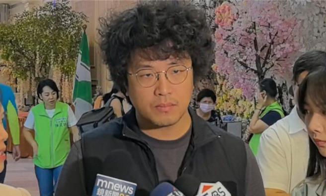 立委沈伯洋曾在直播中提到有人冒用他名義參加海外機密會議，他說，自己經由當地維安人員通知。他提到，有可能是針對自己，國民黨推濫權法案，某種程度救了他，但也有可能獨裁國家的人要接觸人權工作者，才冒用自己名義。（賴佑維攝）