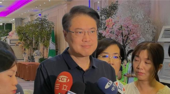 国民党主席朱立伦嘲讽，青鸟行动用陆制冷气。民进党秘书长林右昌表示表示，这扯得有点离谱，就知道国民党离民意、年轻人是遥远的天文距离，是有点不伦不类的比喻，听听就好。（赖佑维摄）