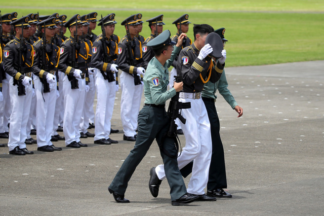 近日全台炎热，陆官百年校庆时，多名军校生疑因中暑引发不适，被搀扶离场。（资料照片/黄世麒摄）