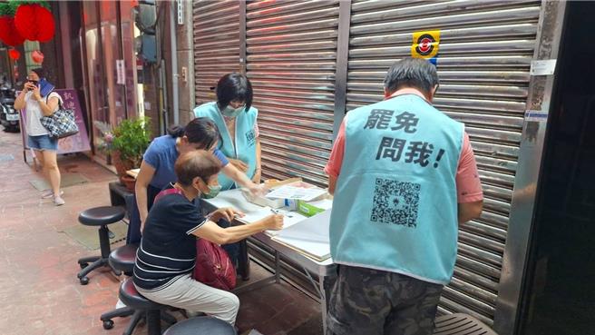 基隆公民團體「山海公民拆樑行動」推動罷免基隆市長謝國樑，團體發言人李晏蓉表示，連署書份數為3萬6千份，已過門檻的3萬792份，將在7月5日送交基隆市選委會。圖為連署情形。（山海公民拆樑行動提供／徐佑昇基隆傳真）