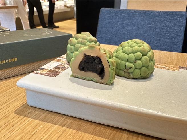 「金释迦」菓子内馅包入释迦果泥，外皮仿真释迦鲜果，宛如缩小版释迦。（台东县政府提供／萧嘉蕙台东传真）