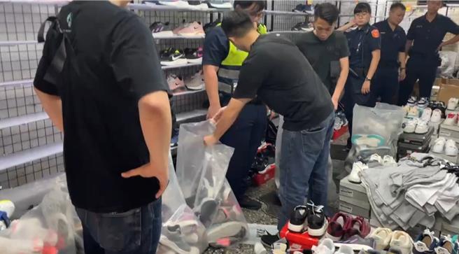 警方到場查扣蘇男販售的仿冒品。（新北市淡水警分局提供）