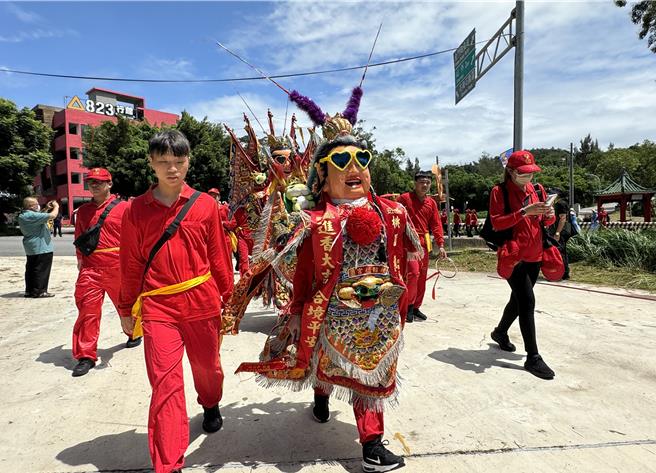 桃园龙德宫「四妈祖」首度跨海到金门环岛绕境，各式阵头行伍到齐，热闹非凡。(于家麒摄)