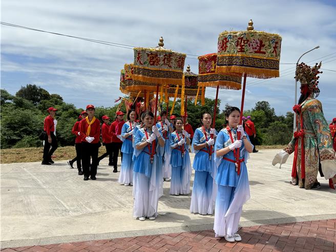 桃园龙德宫「四妈祖」首度跨海到金门环岛绕境，各式阵头行伍到齐，热闹非凡。(于家麒摄)