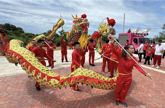 桃园龙德宫「四妈祖」首度跨海到金门环岛绕境，各式阵头行伍到齐，热闹非凡。(于家麒摄)