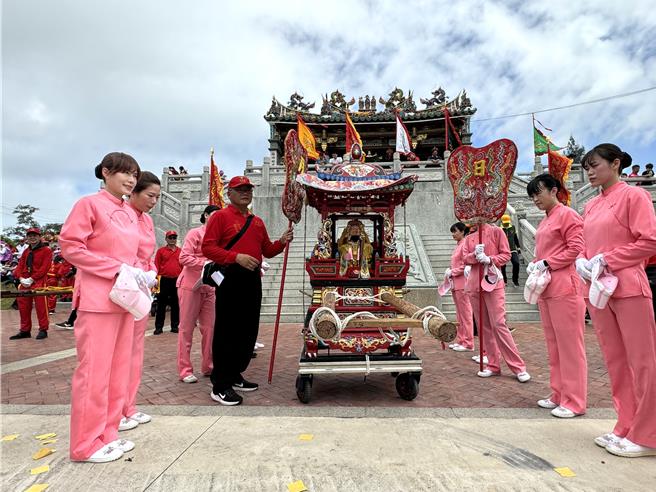 桃园龙德宫「四妈祖」以气质出眾的「仙女团」扶轿，吸引眾人目光。(于家麒摄)
