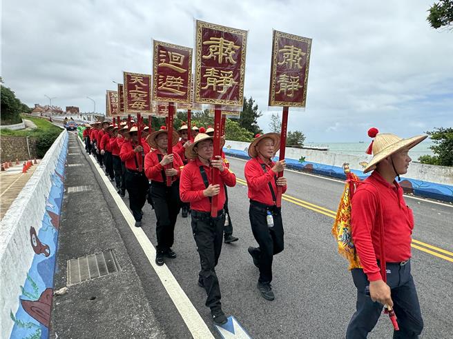 来自全台各地的750多位信眾，今早随香「四妈祖」銮轿从料罗顺济宫起马出发，徒步环岛约21公里至浯岛城隍庙祈福。(于家麒摄)