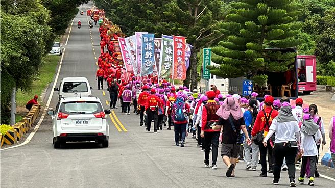来自全台各地的750多位信眾，今早随香「四妈祖」銮轿从料罗顺济宫起马出发，徒步环岛约21公里至浯岛城隍庙祈福。(于家麒摄)