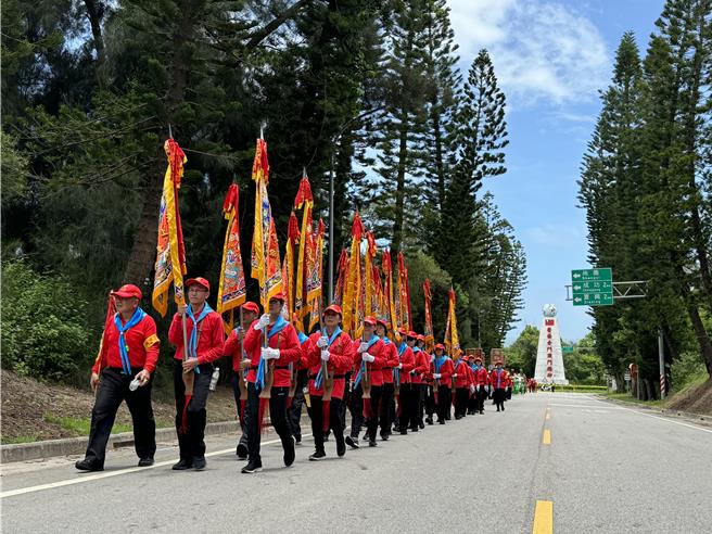 来自全台各地的750多位信眾，今早随香「四妈祖」銮轿从料罗顺济宫起马出发，徒步环岛约21公里至浯岛城隍庙祈福。(于家麒摄)
