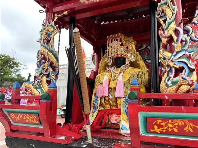 桃园龙德宫「四妈祖」首度跨海到金门巡安，总计两天环岛全程约48公里，祈求神威护佑金门全境平安。(于家麒摄)