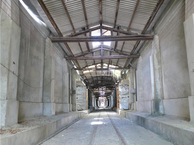 雲林縣北港糖廠倉庫群共有24間倉庫，縣政府文化觀光處29日表示目前已完成4間倉庫及五分車環狀景觀規畫設計，預計2026年底前完成12間倉庫修復工程。（張朝欣攝）