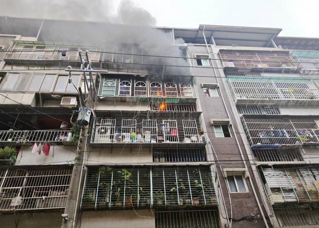新北市莺歌区一处5层楼住宅今天下午传出火警事故。（图 / 刘咏韵翻摄）