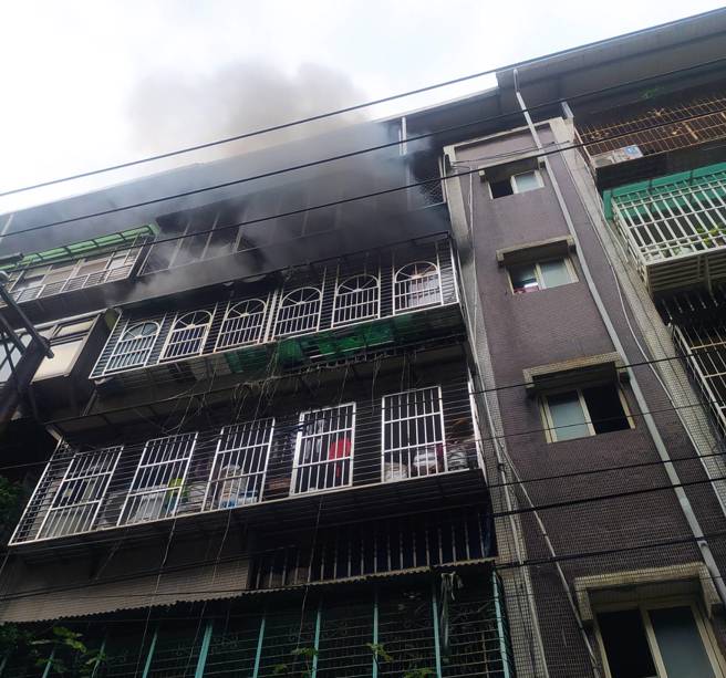 现场黑烟窜天。（图 / 刘咏韵翻摄）
