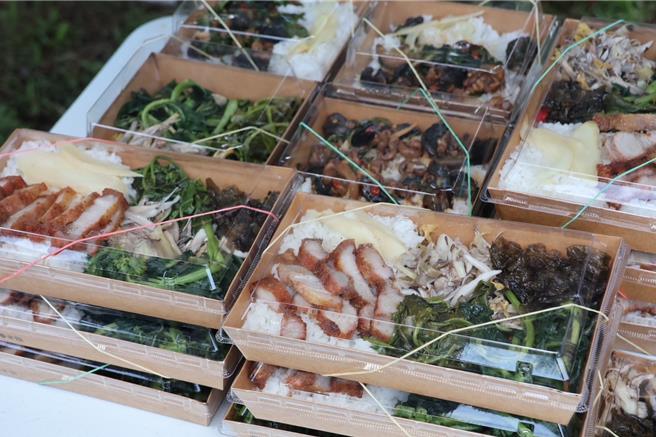 部落妈妈ina（阿美语）们将农园的野菜制作成独一无二的野菜便当，享用「从产地到餐桌」的美味。（新北市原民局提供）