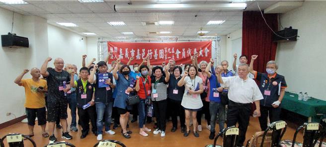 嘉邑行善团29日上午举行第9届会员代表大会因故中断，会后，在野派多人高喊「选举不公」，表达不同意临时改选举办法。（读者提供∕吕妍庭嘉义传真）