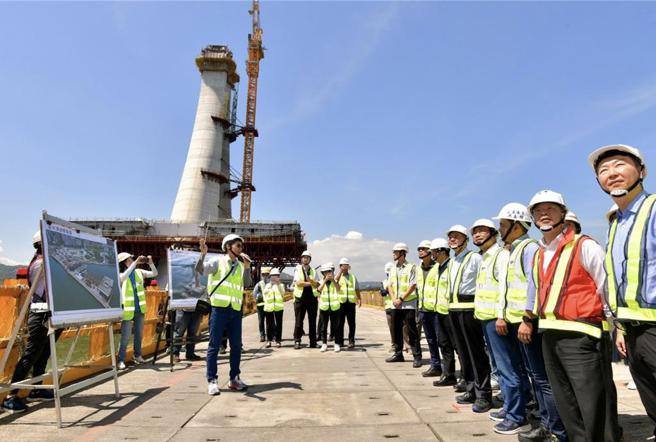 行政院长卓荣泰视察淡江大桥建设计画执行现况。图／行政院提供