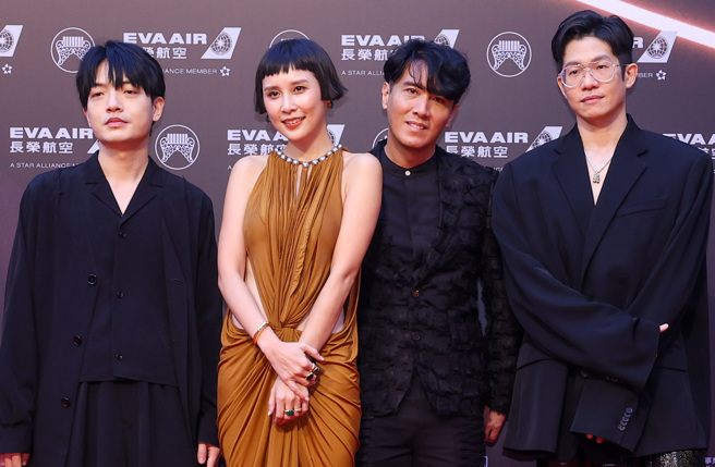 叶颖（右2）大地色礼服拖到地，侧边挖空腰间全露出。（图／陈俊吉摄）