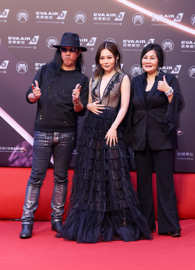 林沛荞（中）全黑蕾丝礼服，深V开到肚超吸睛。（图／陈俊吉摄）