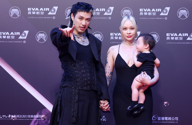 Marz23入围金曲走红毯，全被一身辣装的老婆抢走焦点。（图／罗永铭摄）