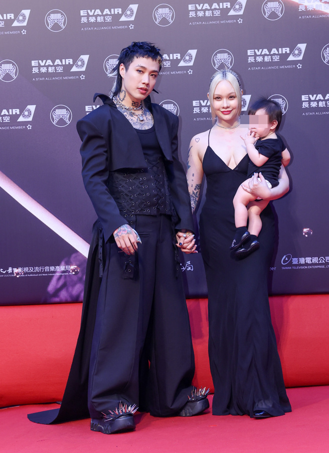 郑又寧（Lea）V字型剪裁礼服，让傲人北半球完全藏不住。（图／罗永铭摄）