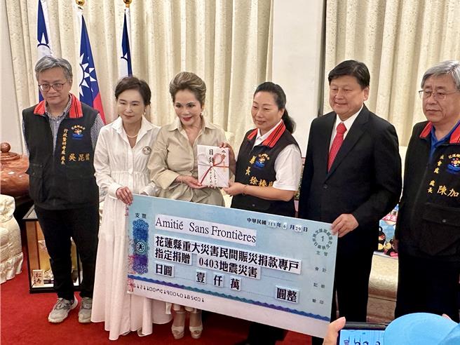 立法委员傅昆萁、Mrs. Masae Nishizawa（无国界友谊协会成员）、Jason Chung（锺季轩伉俪，黛薇夫人台湾友人）、县府社会处长陈加富、县府行研处长吴昆儒等人接待，感谢日方带来捐款。（王志伟摄）