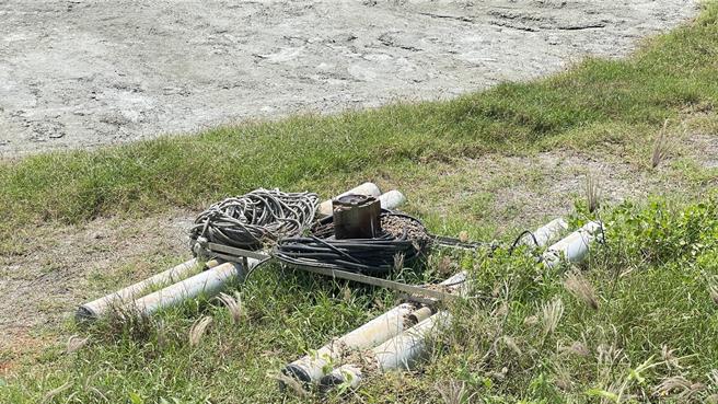 养殖渔民鱼塭的电缆被偷，连马达都被搬走。（读者提供／张毓翎台南传真）