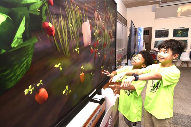 今年展覽導入WEB AR、多媒體影音及體感遊戲，以數位轉型方式，運用動畫揭示六大主題。（新北市教育局提供）