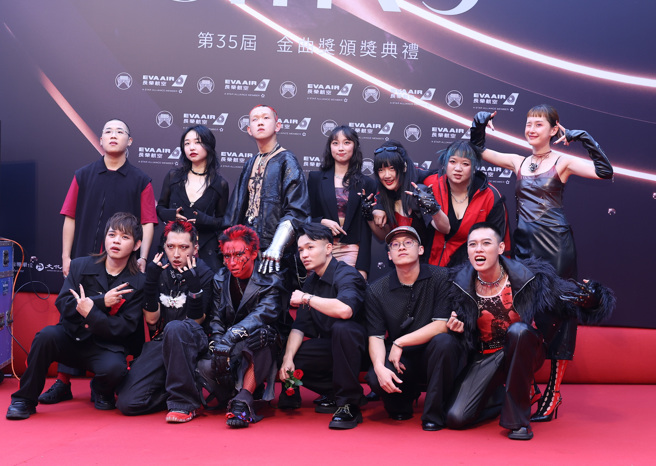 导演自动鲔鱼、亚歷三小（红脸者）与工作团队劲装打扮超吸睛。（陈俊吉、罗永铭 摄）
