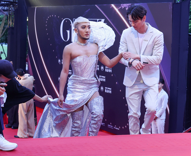 舞炯恩打破性别刻板印，盛装吸睛。（陈俊吉、罗永铭 摄）
