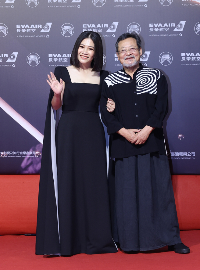 黃妃稍早由恩師陳明章陪伴一起走紅毯。（圖／陳俊吉、羅永銘攝）