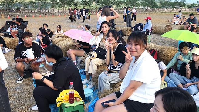 关山场星空音乐会以稻田及山峦作为背景，吸引上千人在田地上聆听音乐、仰望星空。（萧嘉蕙摄）