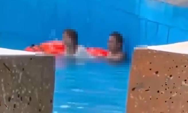 大陸有家長帶著孩子到水樂園玩，驚見有一對男女在泳池邊活春宮。（圖／翻攝自微博）