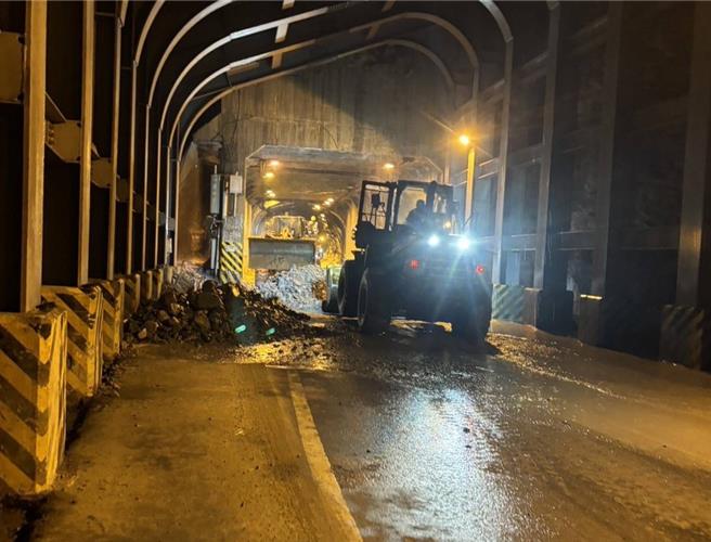 蘇花公路和中至崇德路段29日晚間發生坍方落石及土石泥流，公路局派員搶通中。（公路局提供／蔡明亘台北傳真）
