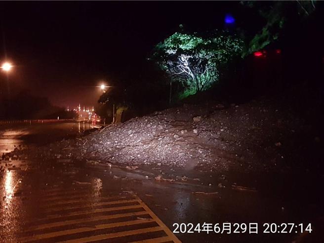 宜蘭、花蓮29日晚間豪雨特報，蘇花和中至崇德路段坍方落石與土石泥流，現正搶通中。（公路局提供／蔡明亘台北傳真）