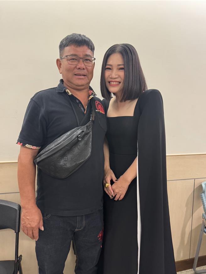 黄妃（右）封台语歌后，开心跟老公合影。（华特唱片提供）