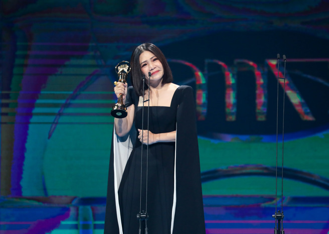 黄妃第三度夺下台语歌后，台上数度哽咽。（台视提供）