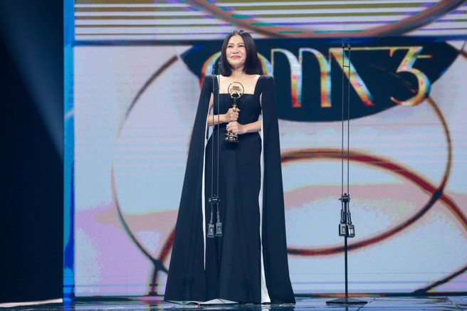 黄妃第三度夺下最佳台语歌后，台上数度哽咽。（台视提供）