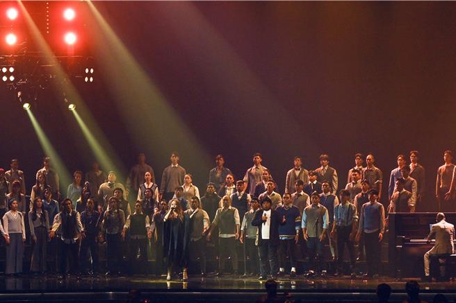 原住民歌手巴大雄（右）突现身金曲奖，让网友惊呼。（金曲奖提供）