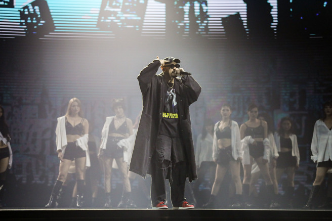 MC HotDog表演金曲奖时，麦克风设备突出包。（台视提供）