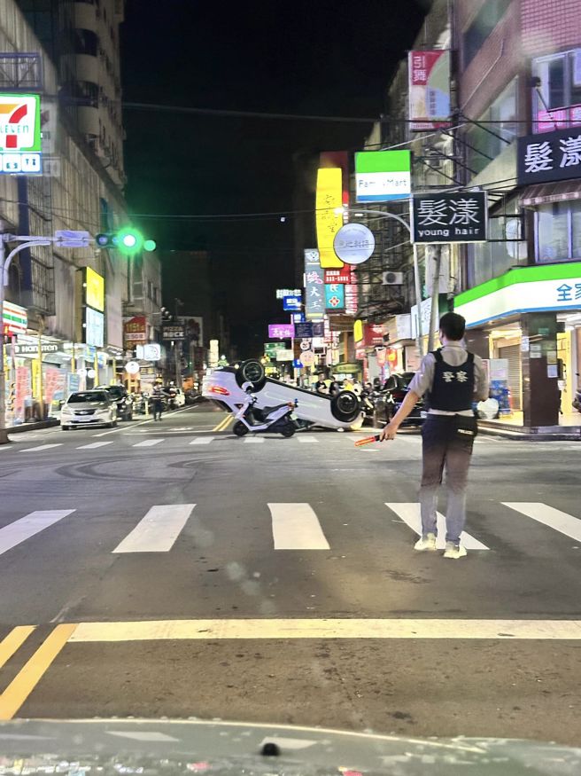 桃园市中山东路与东兴街口发生一起翻车事故，白色宾士轿车翻覆、四轮朝天。（翻摄路上观察学院）