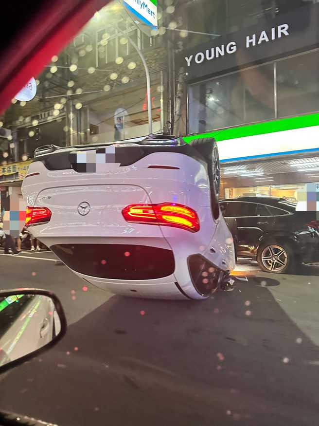 桃园市中山东路与东兴街口发生一起翻车事故，白色宾士轿车翻覆、四轮朝天。（翻摄路上观察学院）