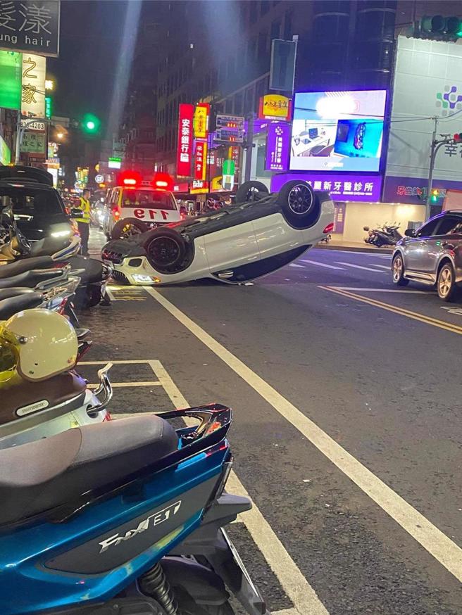 桃园市中山东路与东兴街口发生一起翻车事故，白色宾士轿车翻覆、四轮朝天。（脸书粉专桃园爆爆提供）
