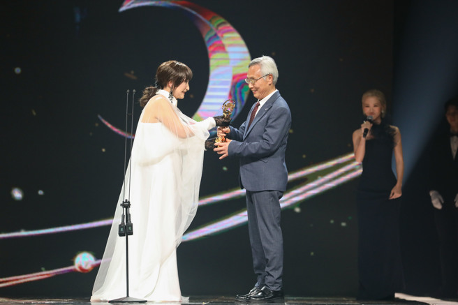 專唱黃俊雄布袋戲主題曲的資深藝人西卿，將特別貢獻獎獻給編曲家劉清池。（圖／台視提供）