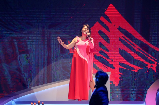 吉那楊淑喻嗨唱台客語名曲，超強唱功獲好評。（圖／台視提供）