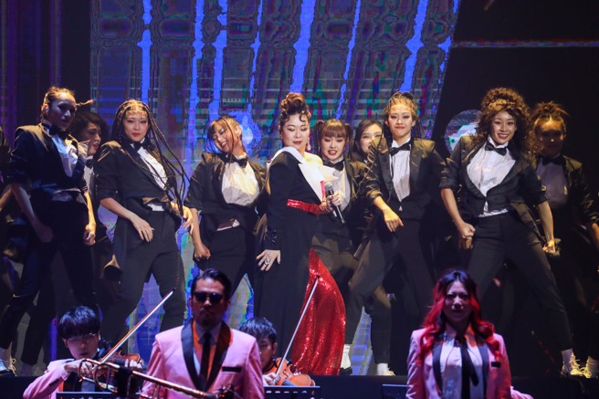 張秀卿華麗排場演出讓網友驚呆。（圖／台視提供）