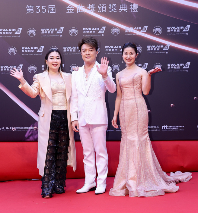 張秀卿（左）紅毯香檳粉爆乳裝超吸睛。（圖／陳俊吉攝）