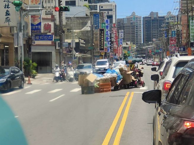 有駕駛行經馬路上時，發現有阿嬤騎著電動代步車，且後面拖著一整排回收物橫行街頭。（圖／翻攝自爆料公社公開版）