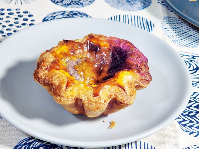 「芋泥千層蛋塔」融入港式千層酥的概念，以鮮奶油和蛋製成布丁餡，搭配混入紫薯地瓜的檳榔心芋芋泥，外皮酥鬆、蛋香四溢。圖／姚舜、吳寶春(麥方)店